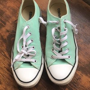 Size 8 woman’s converses